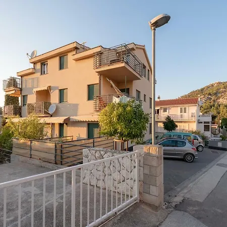 アパート Rozarija